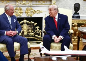 Foto/ Trump pret Mbretin Charles në Zyrën Ovale, të pranishme Mbretëresha Camilla dhe Zonja e Parë Melania Trump