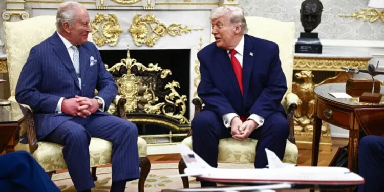 Foto/ Trump pret Mbretin Charles në Zyrën Ovale, të pranishme Mbretëresha Camilla dhe Zonja e Parë Melania Trump