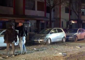Fuqishëm shpërthim në një byrektore në Lezhë, policia jep detaje: shkaku ishte një bombol gazi, me automjete dhe tetë biznese të prekuar.
