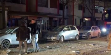 Fuqishëm shpërthim në një byrektore në Lezhë, policia jep detaje: shkaku ishte një bombol gazi, me automjete dhe tetë biznese të prekuar.