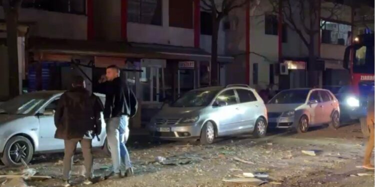 Fuqishëm shpërthim në një byrektore në Lezhë, policia jep detaje: shkaku ishte një bombol gazi, me automjete dhe tetë biznese të prekuar.