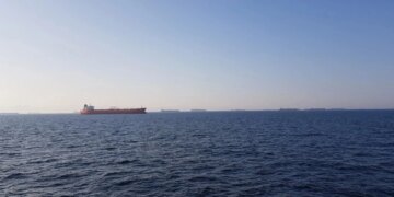 Garda Revolucionare e Iranit hap zjarr mbi anijen cisternë që po tentonte të kalonte Ngushticën e Hormuzit