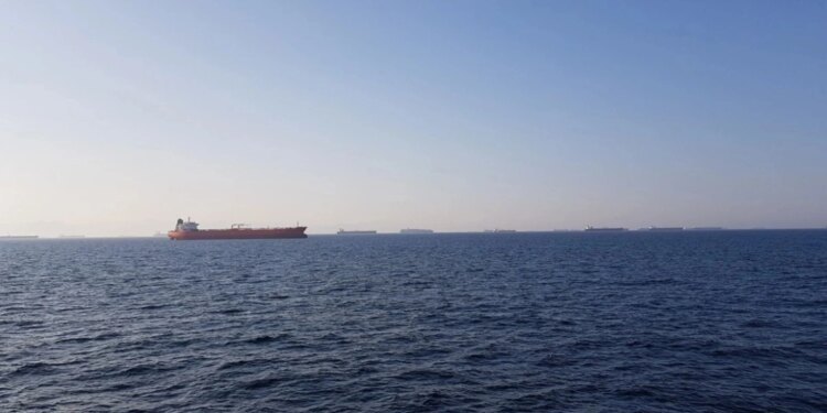 Garda Revolucionare e Iranit hap zjarr mbi anijen cisternë që po tentonte të kalonte Ngushticën e Hormuzit