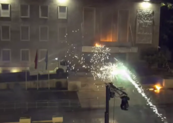 Gjatë protestës së PD hodhën molotovë dhe lëndë piroteknike drejt Kryeministrisë; arrestohen 11, procedohen penalisht 15 të tjerë