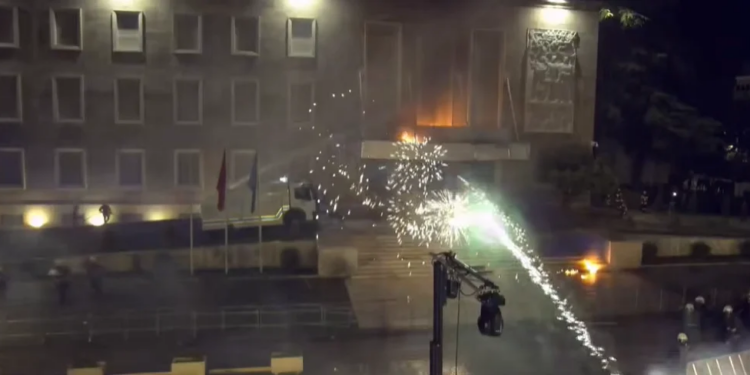 Gjatë protestës së PD hodhën molotovë dhe lëndë piroteknike drejt Kryeministrisë; arrestohen 11, procedohen penalisht 15 të tjerë