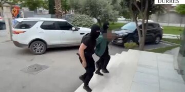 Gjetën 8 kilogramë kanabis në banesë të pabanuar, arrestohet 30-vjeçari në Durrës