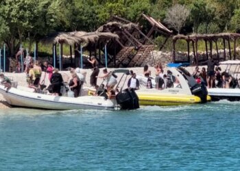 Gjiri i Vlorës plot me turistë; temperaturat e larta në fund të prillit favorizojnë pushimet bregdetare