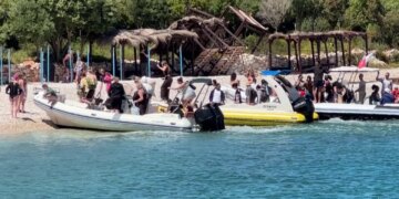 Gjiri i Vlorës plot me turistë; temperaturat e larta në fund të prillit favorizojnë pushimet bregdetare