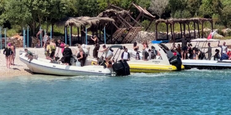 Gjiri i Vlorës plot me turistë; temperaturat e larta në fund të prillit favorizojnë pushimet bregdetare