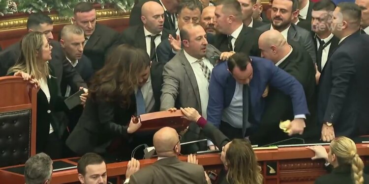 Gjykata Administrative rrëzon masat disiplinore që përjashtuan deputetët e PD nga Kuvendi për 30 ditë