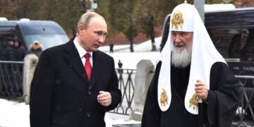 Gjykata ruse shpall dënimin prej 8 vitesh burg për skulptorin gjerman që portretizoi Putinin dhe Patriarkun rus në situata erotike.