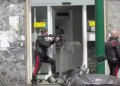 Grabitje si nëpër filma: Hajdutët hyjnë në bankë në Napoli, mbajnë peng 25 persona dhe arratisen përmes kanalizimeve