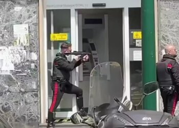 Grabitje si nëpër filma: Hajdutët hyjnë në bankë në Napoli, mbajnë peng 25 persona dhe arratisen përmes kanalizimeve