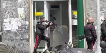 Grabitje si nëpër filma: Hajdutët hyjnë në bankë në Napoli, mbajnë peng 25 persona dhe arratisen përmes kanalizimeve