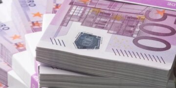 Greqia pritet të mos jetë vendi me borxhin më të lartë në Eurozonë, mund të pasohet nga Italia