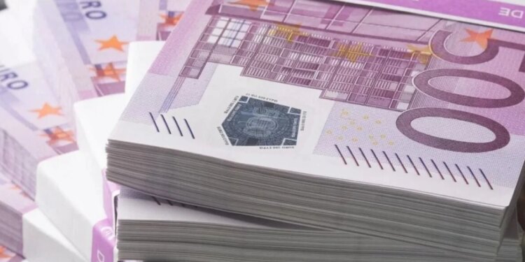 Greqia pritet të mos jetë vendi me borxhin më të lartë në Eurozonë, mund të pasohet nga Italia