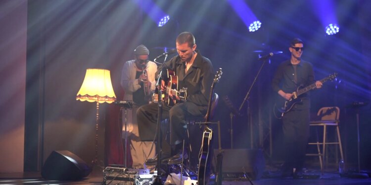 Hajde n’ballon me Shpat Dedën: koncert magjik në Universitetin e Arteve, neo soul dhe poezi në skenë