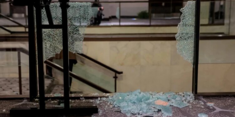 Hapi zjarr në darkën e Trump me gazetarët; autori dyshuar kishte blerë armë vite më parë, sipas hetuesve