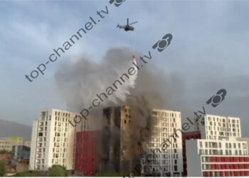 Helikopteri ndihmon zjarrfikësit, hedh ujë mbi pallat për të shuar flakët