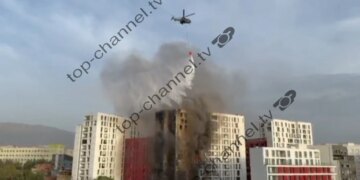 Helikopteri ndihmon zjarrfikësit, hedh ujë mbi pallat për të shuar flakët