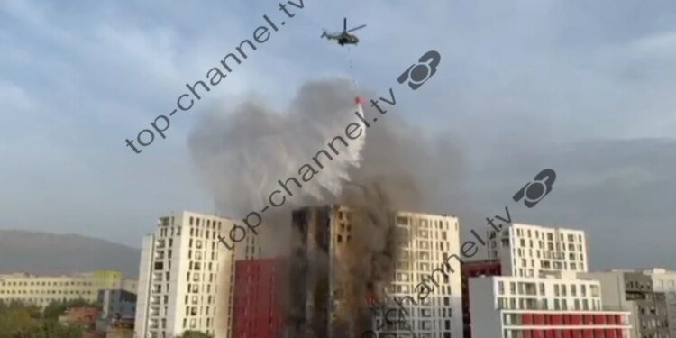 Helikopteri ndihmon zjarrfikësit, hedh ujë mbi pallat për të shuar flakët