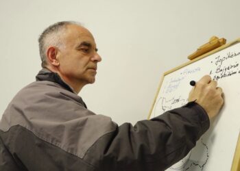 Historinë e At Fran Përlalës, priftit 57-vjeçar që ndjek studimet në fushën e Inxhinierisë Agro-Mjedisore.