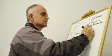 Historinë e At Fran Përlalës, priftit 57-vjeçar që ndjek studimet në fushën e Inxhinierisë Agro-Mjedisore.