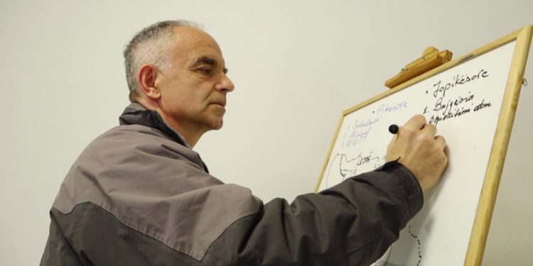 Historinë e At Fran Përlalës, priftit 57-vjeçar që ndjek studimet në fushën e Inxhinierisë Agro-Mjedisore.