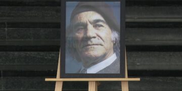 Homazhet për Skënder Kamberin, piktorin që u shua në moshën 87-vjeçare dhe la 1400 vepra