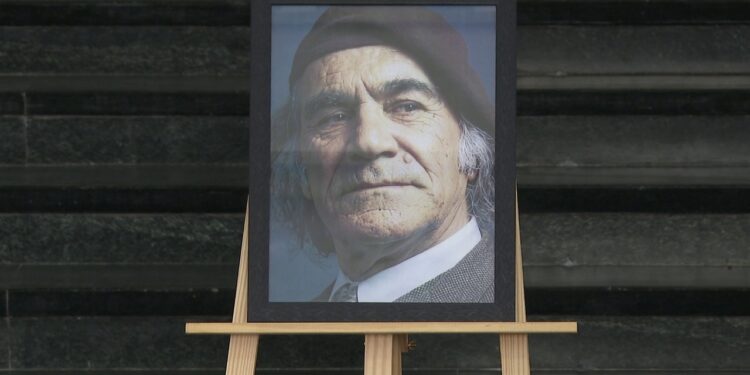 Homazhet për Skënder Kamberin, piktorin që u shua në moshën 87-vjeçare dhe la 1400 vepra