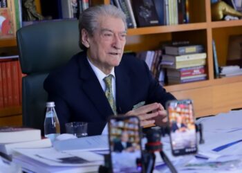 Hoxha: Mesazh shqiptarëve në Maqedoninë e Veriut; Berisha: Gangster në politikën e jashtme të Shqipërisë, të japë dorëheqjen