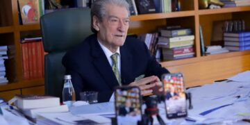 Hoxha: Mesazh shqiptarëve në Maqedoninë e Veriut; Berisha: Gangster në politikën e jashtme të Shqipërisë, të japë dorëheqjen