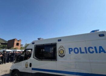 I dënuari përjetë transferohet nga burgu i Peqinit në Burrel; i gjendet drogë në çorape pas kontrollit
