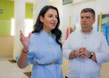 Belinda Balluku përplaset me Armando Subashin, e besuara e deputetes kërkon shkarkimin e Kryetares së Këshillit Bashkiak