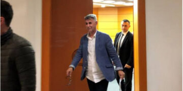 Gjyqtari i GJKKO Dhimitër Lara u fuste duart grave në autobus dhe u tregonte…, i arrestuar për vepra të turpshme, si e kaloi Vetingun, hamshorllëqet dhe vendimet që i rrëzohen nga Gjykata e Lartë