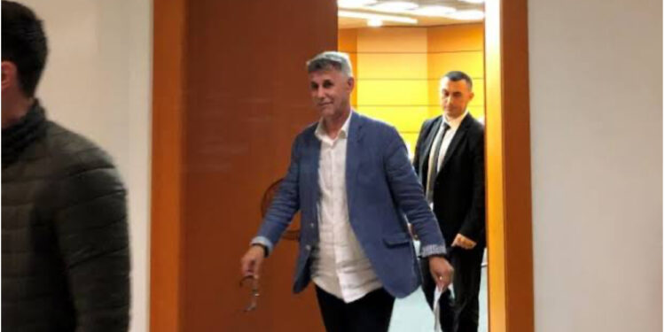 Gjyqtari i GJKKO Dhimitër Lara u fuste duart grave në autobus dhe u tregonte…, i arrestuar për vepra të turpshme, si e kaloi Vetingun, hamshorllëqet dhe vendimet që i rrëzohen nga Gjykata e Lartë