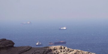 Irani akuzon SHBA-në për shkelje armëpushimi, mbyll sërish Ngushticën e Hormuzit; bllokada e tyre bie ndesh me marrëveshjen