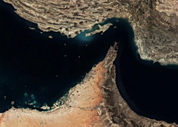 Irani drejton anijet në Hormuz për shkak të kërcënimit nga minat, Ishulli Larak shndërrohet në një pikë strategjike të rëndësishme.