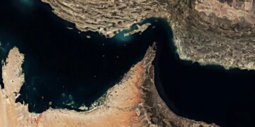 Irani drejton anijet në Hormuz për shkak të kërcënimit nga minat, Ishulli Larak shndërrohet në një pikë strategjike të rëndësishme.