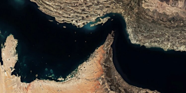 Irani drejton anijet në Hormuz për shkak të kërcënimit nga minat, Ishulli Larak shndërrohet në një pikë strategjike të rëndësishme.