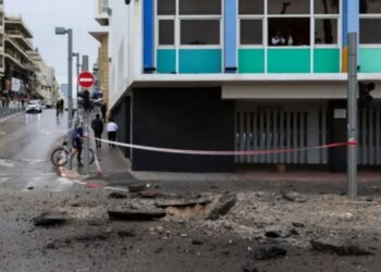 Irani godet Izraelin me raketat, tri persona të lënduar në Tel Aviv, përfshirë një të mitur në gjendje kritike.