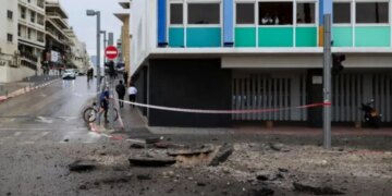 Irani godet Izraelin me raketat, tri persona të lënduar në Tel Aviv, përfshirë një të mitur në gjendje kritike.