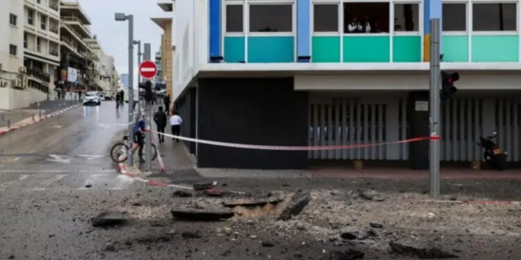 Irani godet Izraelin me raketat, tri persona të lënduar në Tel Aviv, përfshirë një të mitur në gjendje kritike.