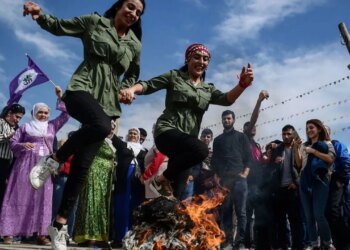 Iranianët festojnë ditën e fundit të Novruzit në park, edhe gjatë luftës.