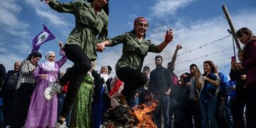 Iranianët festojnë ditën e fundit të Novruzit në park, edhe gjatë luftës.