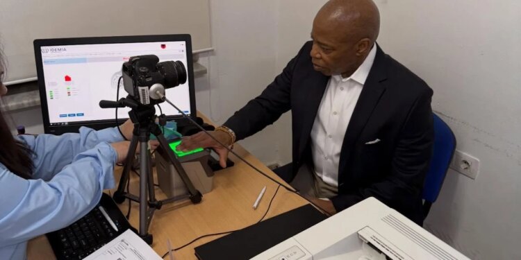 Ish-kryebashkiaku i New Yorkut, Eric Adams, regjistrohet si banor i Tiranës pas marrjes së nënshtetësisë shqiptare.