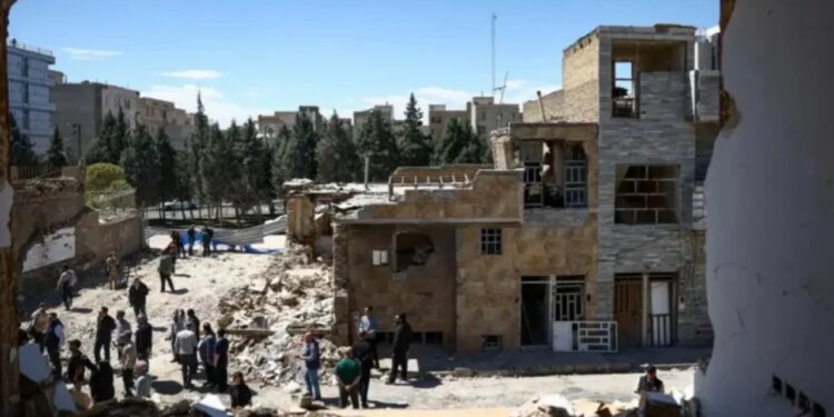 Izraeli vazhdon të rrisë sulmet ndaj Iranit, duke përfshirë edhe goditje në Beirut, me dhjetëra shpërthime të raportuara në orët e fundit.