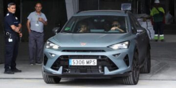 Janë të pritura vizitat mjekësore, Lamine Yamal dhe Joao Cancelo mbërrijnë në qendrën stërvitore të Barcelonës