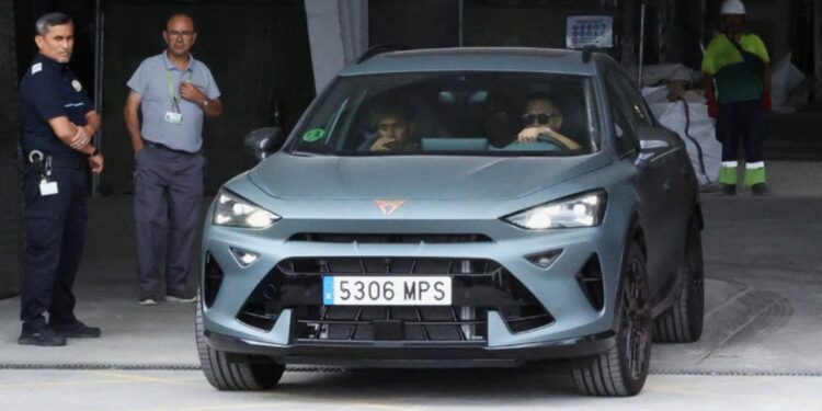 Janë të pritura vizitat mjekësore, Lamine Yamal dhe Joao Cancelo mbërrijnë në qendrën stërvitore të Barcelonës