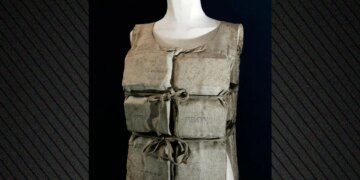 Jeleku i shpëtimit i veshur nga një mbijetëse e Titanikut shitet për mbi 700 mijë euro nga…